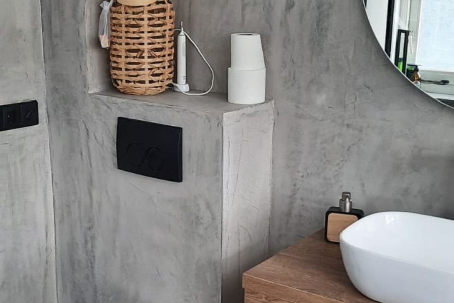 Badkamer met betonstuc